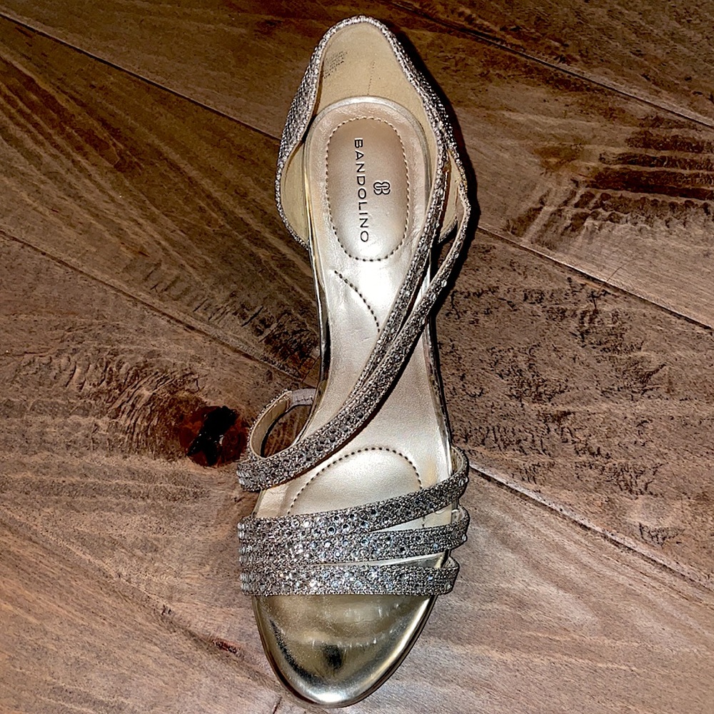 BANDOLINO open-toe heels size 6. Silver & gold.